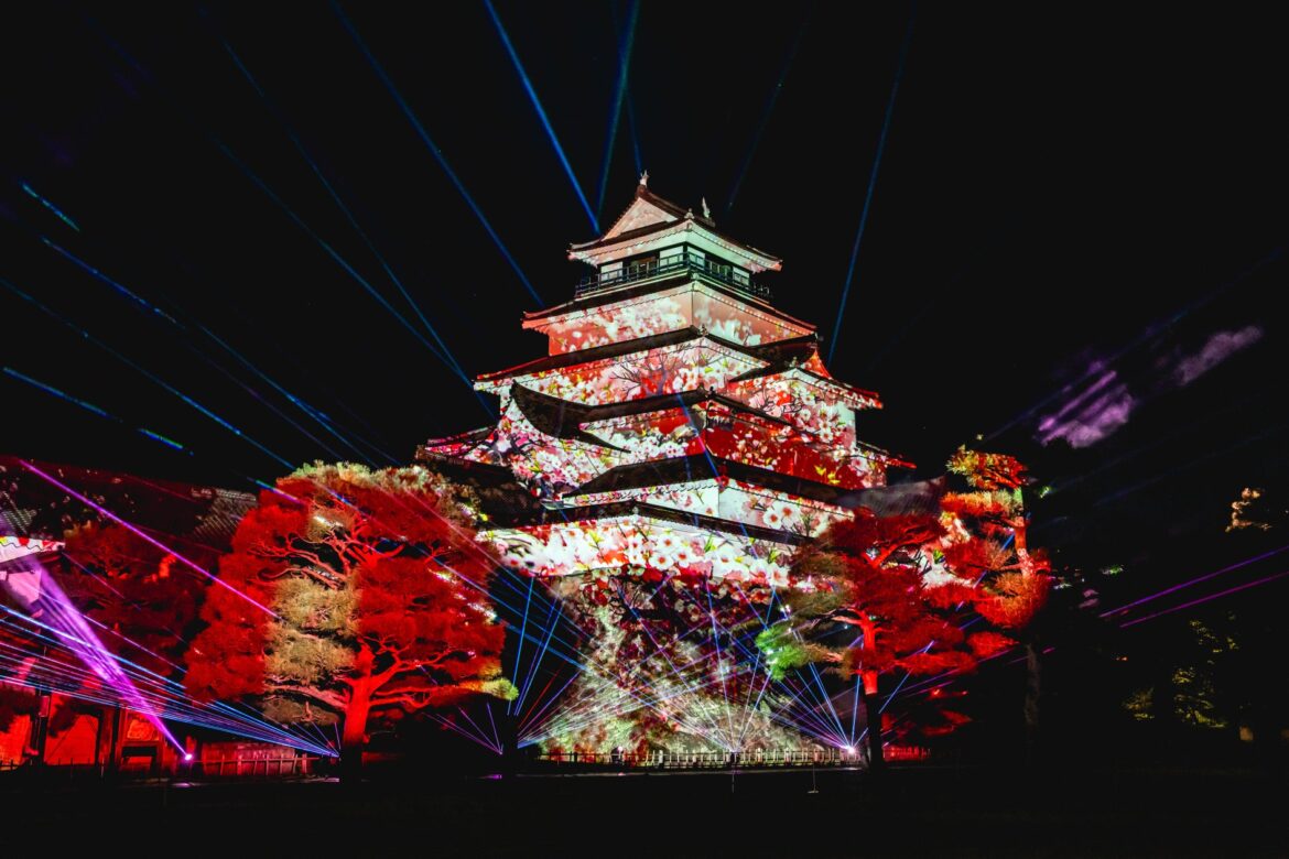 【開催中】鶴ヶ城天守閣再建60周年記念事業「鶴ヶ城 プロジェクションマッピング 2025」を福島県会津若松市で10月5日まで開催中。公式記録写真を公開。鶴ヶ城で6年ぶりのプロジェクションマッピング。 | 株式会社一旗のプレスリリース