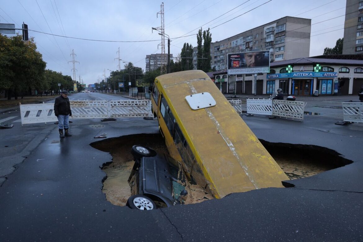 ロシア、ウクライナを大規模空爆－エネルギー施設など標的、5人死亡 - Bloomberg