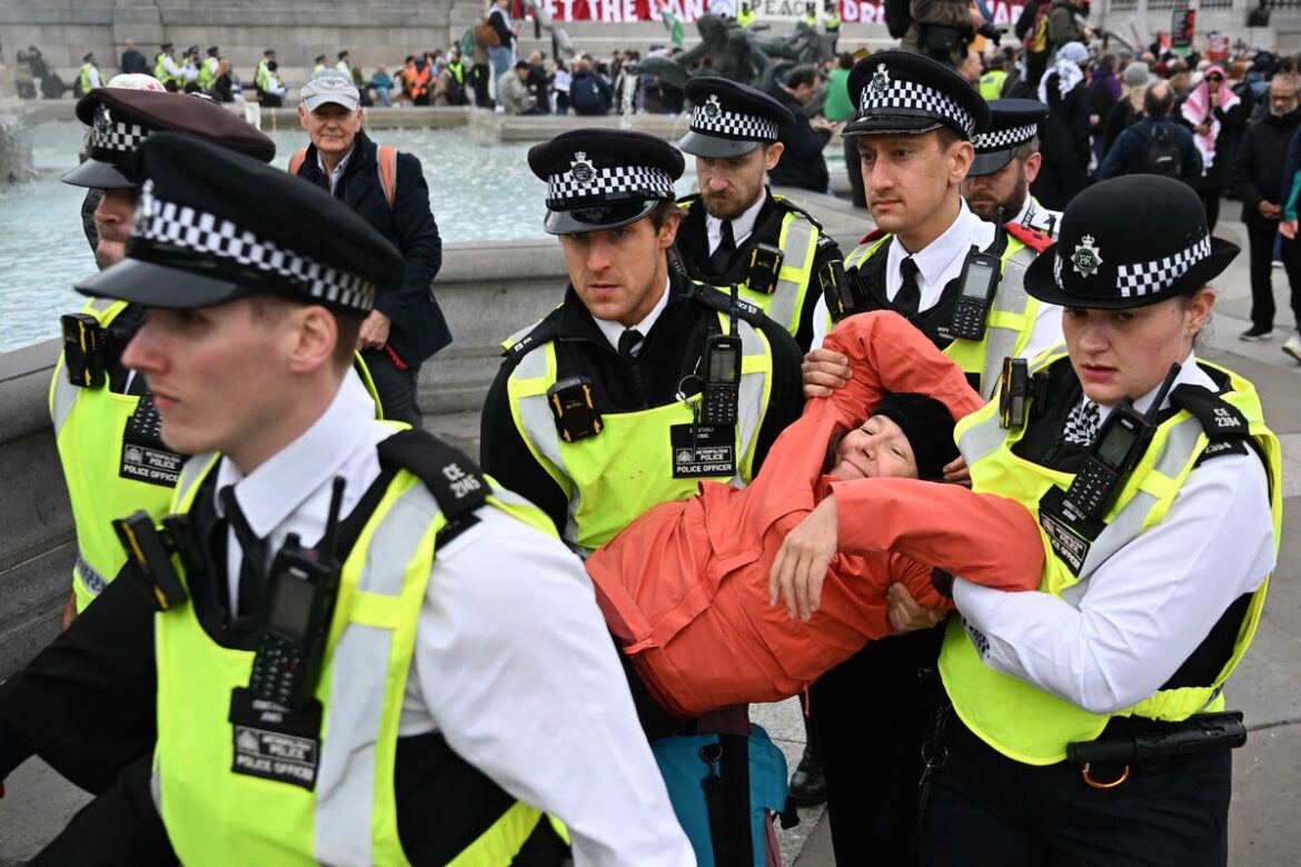 英が抗議活動への対応強化、警察に新権限付与へ-デモ全面禁止も視野 – Bloomberg 英が抗議活動への対応強化、警察に新権限付与へ-デモ全面禁止も視野 - Bloomberg