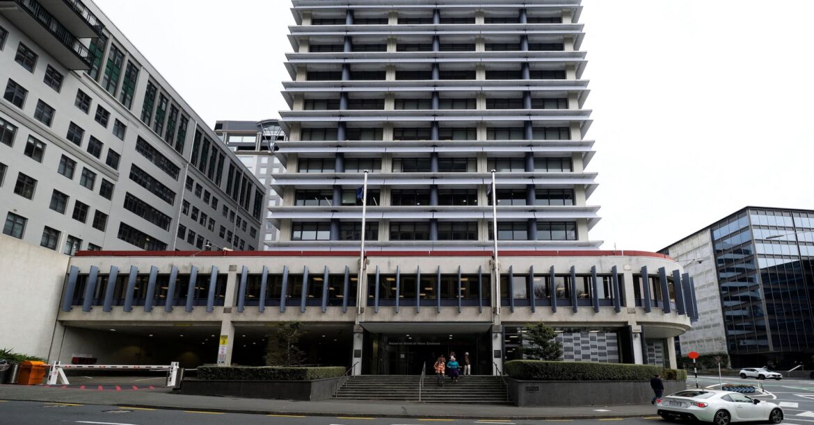 NZ中銀、金融行政委員会を新設へ システム安定を後押し | ロイター NZ中銀、景気支援へ0.5%利下げ 「さらに引き下げも」 | ロイター
