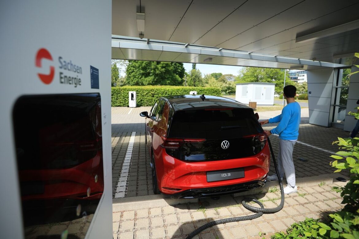 ドイツ連立政権、EV購入支援で合意－2029年までで総額30億ユーロ - Bloomberg