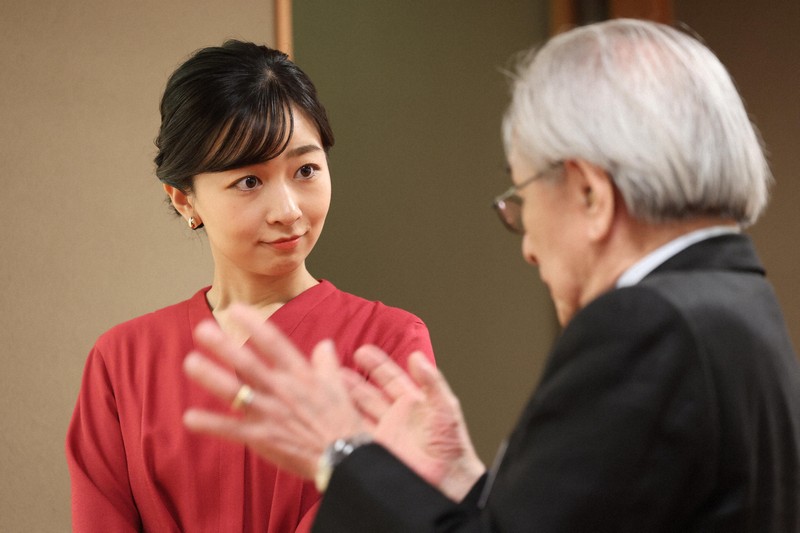 人間国宝の森口邦彦氏から友禅着物「位相井桁格子文」の説明を聞く秋篠宮家の次女佳子さま=京都市左京区で2025年10月9日午後5時33分(代表撮影)