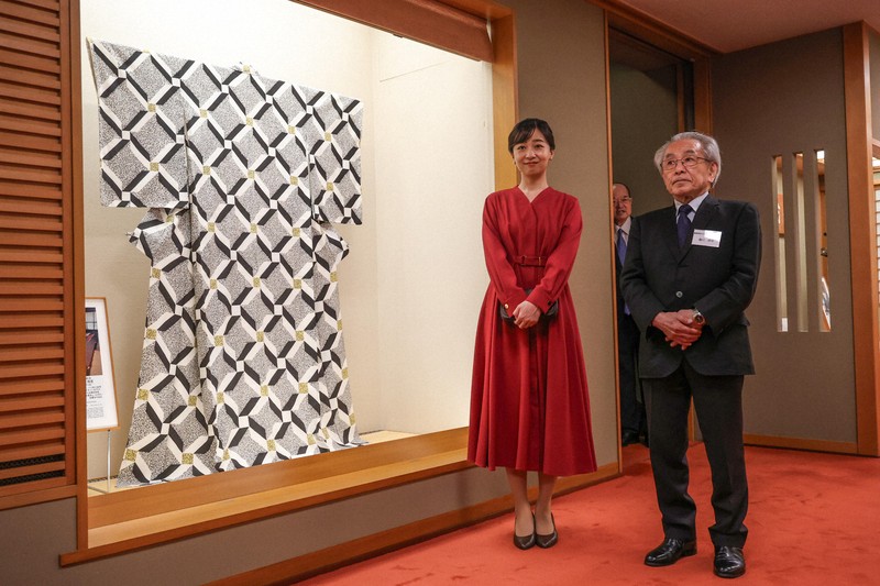 人間国宝の森口邦彦氏の説明を受け、友禅着物の「位相井桁格子文」をご覧になる秋篠宮家の次女佳子さま=京都市左京区で2025年10月9日午後5時32分(代表撮影)