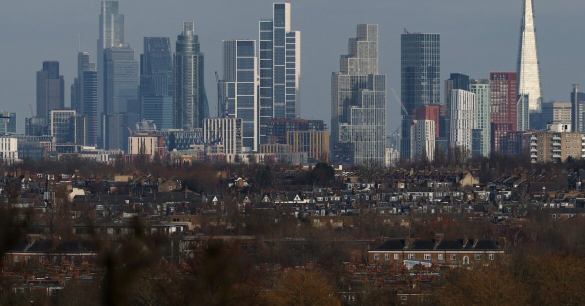 英ＧＤＰ、2月は予想上回る0.5％増　約1年ぶりの高い伸び | ロイター