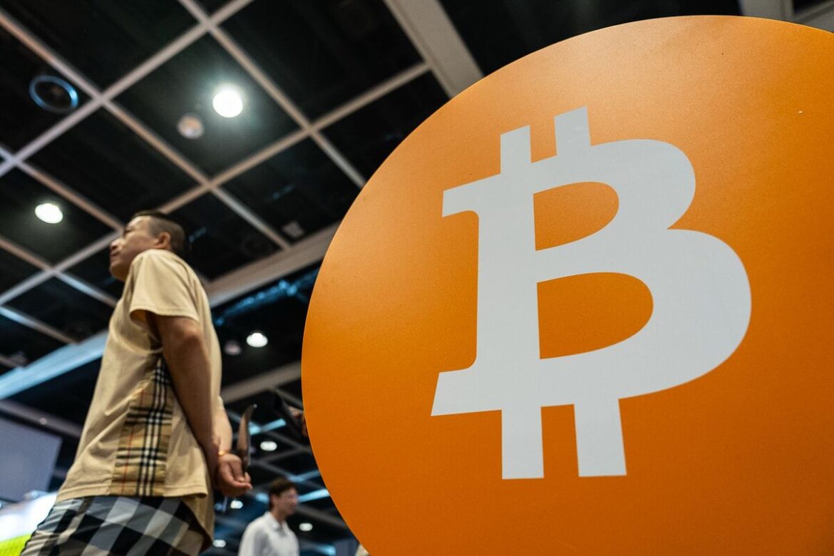 ビットコイン、200億ドル規模の強制清算－週末相場急落の余波 - Bloomberg