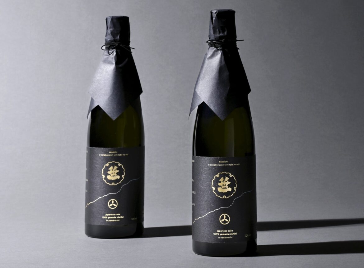 富士山の御神酒を奉納する創業360年の山梨の酒蔵「笹一酒造」より、日本酒「笹一 旅の駅 kawaguchiko base Edition」を「笹一酒造　富士河口湖　旅の駅店」にて限定発売