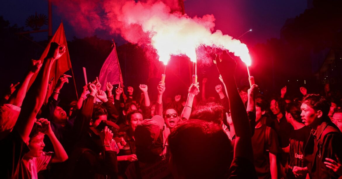 インドネシア大統領就任1年、学生が無料給食制度廃止訴え抗議デモ | ロイター インドネシア大統領就任1年、学生が無料給食制度廃止訴え抗議デモ | ロイター