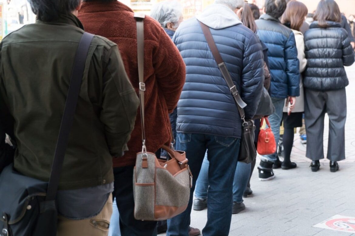 山梨名物「信玄餅詰め放題」に参加しようとしたが…　あまりにも過酷すぎる「整理券配布状況」が話題 | LIMO | くらしとお金の経済メディア