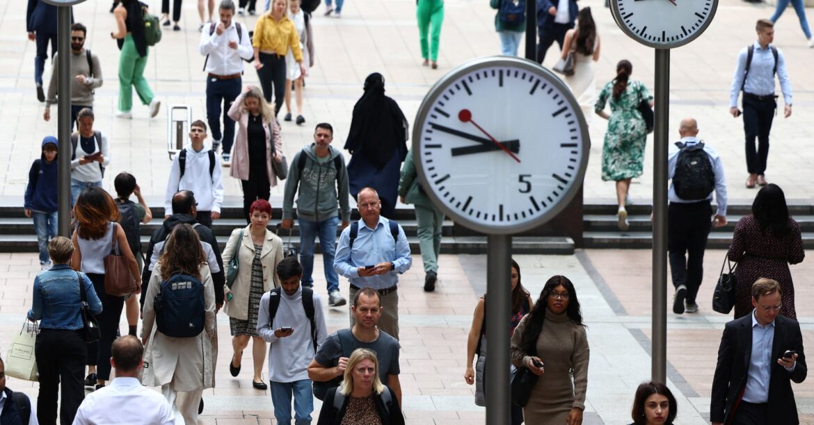 英国フルタイム賃金の伸び4.3%、コロナ禍後で最低 低賃金の割合低下=ONS | ロイター 英国フルタイム賃金の伸び4.3%、コロナ禍後で最低 低賃金の割合低下=ONS | ロイター