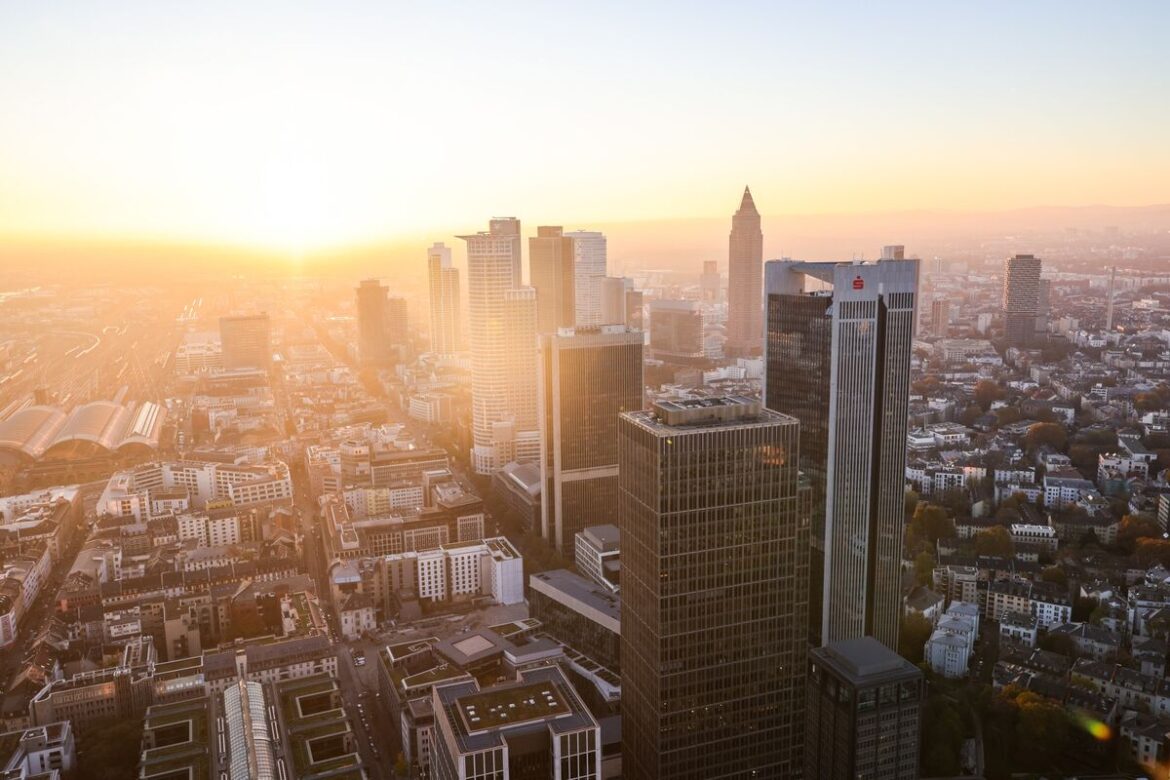 10月のドイツ総合PMI、ほぼ2年半ぶり高水準-サービス業が好調 – Bloomberg 10月のドイツ総合PMI、ほぼ2年半ぶり高水準-サービス業が好調 - Bloomberg