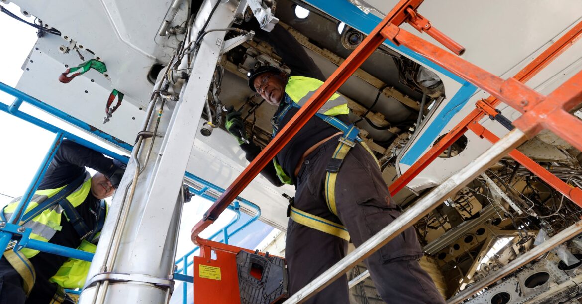 アングル:解体される「ほぼ新品」の航空機、エンジン不足の思わぬ余波 | ロイター アングル:解体される「ほぼ新品」の航空機、エンジン不足の思わぬ余波 | ロイター