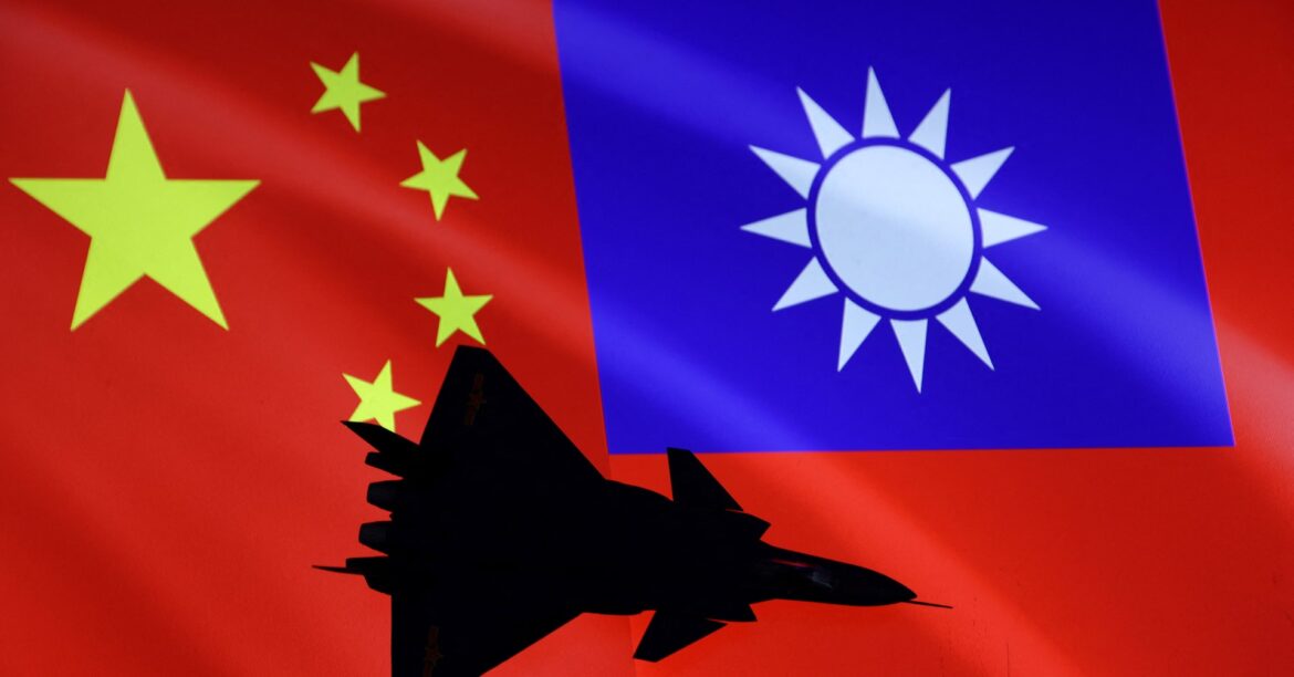 中国軍のミサイル爆撃機、台湾付近で訓練=国営テレビ | ロイター 中国軍のミサイル爆撃機、台湾付近で訓練=国営テレビ | ロイター