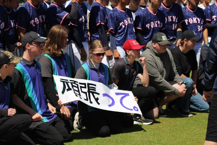 前回遠征(2022年)日本語の応援ボードを持った観客との集合写真