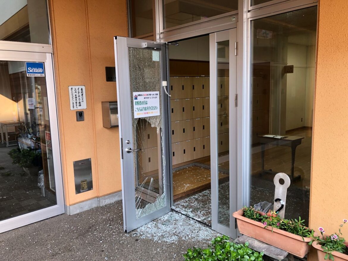 小学校職員玄関のガラス割れる 近くでクマの目撃情報 山形・南陽市(2025年10月29日掲載)|YBC NEWS NNN 共有