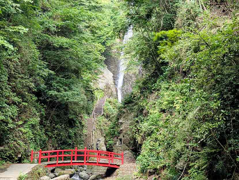 “日本の滝百選” にも選出された「洒水の滝」