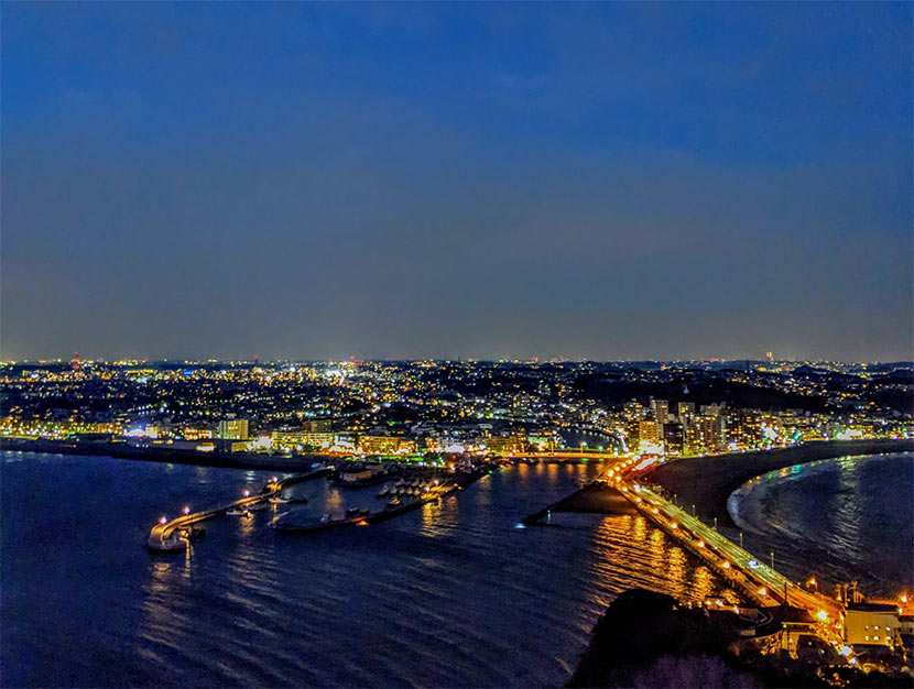 左：Google Pixel 3 XLで撮影した夜景