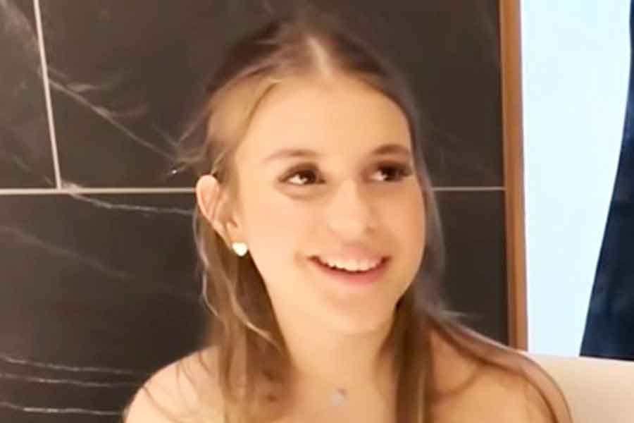 初めて食べたイクラの食感に驚くリブさん(スクリーンショット)