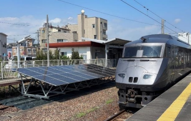 【国内初】線路で発電! JR九州が宮崎県の佐土原駅で「レールPV」太陽光発電を開始、CO2を年間5トン削減の脱炭素社会に向けた実証実験 | 鉄道ニュース | 鉄道チャンネル 【国内初】線路で発電! JR九州が宮崎県の佐土原駅で「レールPV」太陽光発電を開始、CO2を年間5トン削減の脱炭素社会に向けた実証実験 | 鉄道ニュース | 鉄道チャンネル