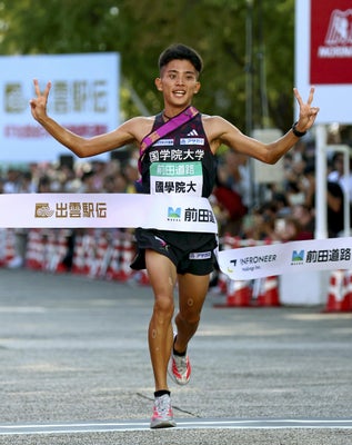 連覇を果たした国学院大アンカーの上原琉翔（１３日）＝東直哉撮影