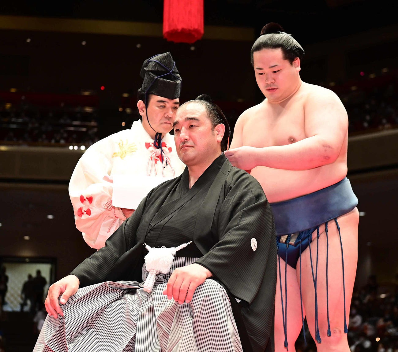 引退相撲で安治川親方(元関脇安美錦)の大銀杏にはさみを入れた錦富士(右)