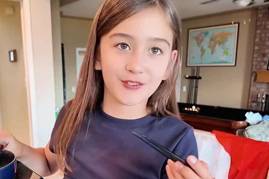 Chihoriさんが作った料理に満足げな表情を見せる、娘のエリーシャちゃん(スクリーンショット)