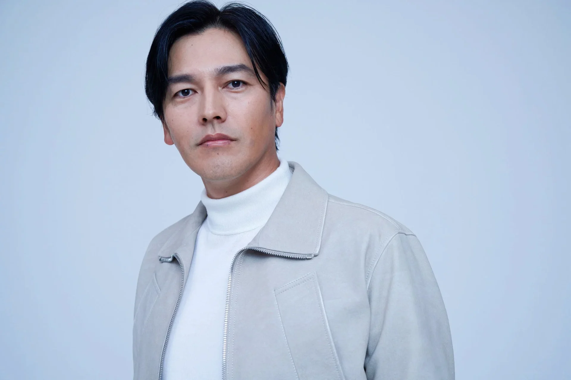 うどん県副知事の要潤さんがカメラを見つめるポートレート