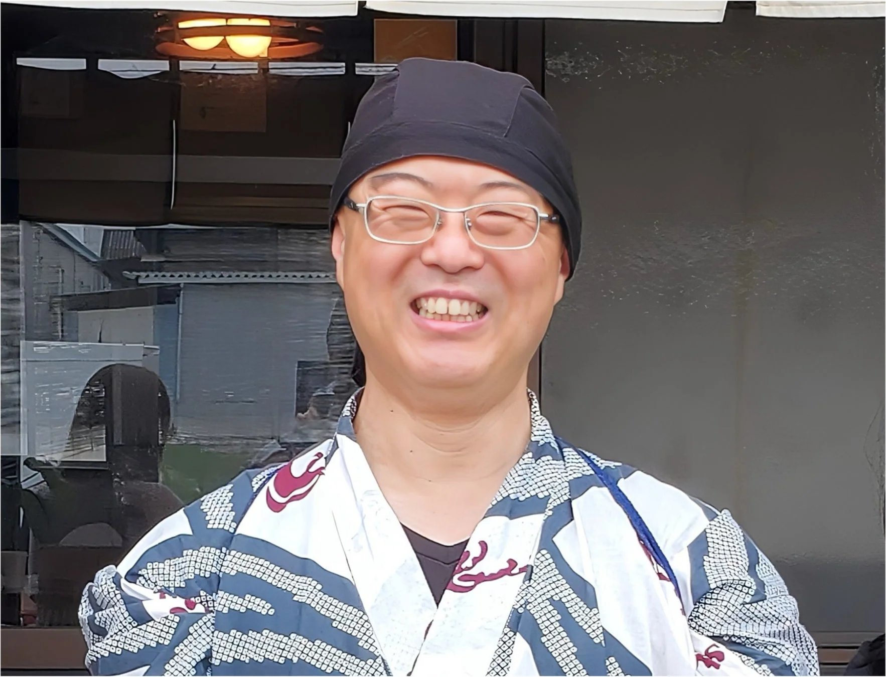 笑顔でうどん作りを指導する職人