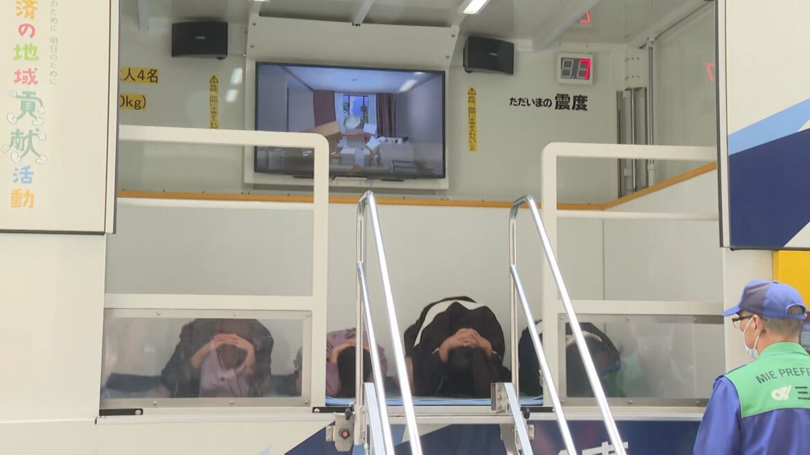 南海トラフ巨大地震に備え…三重県尾鷲市で小中学生が合同で防災学習 想定されている震度7の揺れを体験(東海テレビ) – Yahoo!ニュース 南海トラフ巨大地震に備え…三重県尾鷲市で小中学生が合同で防災学習 想定されている震度7の揺れを体験(東海テレビ) - Yahoo!ニュース