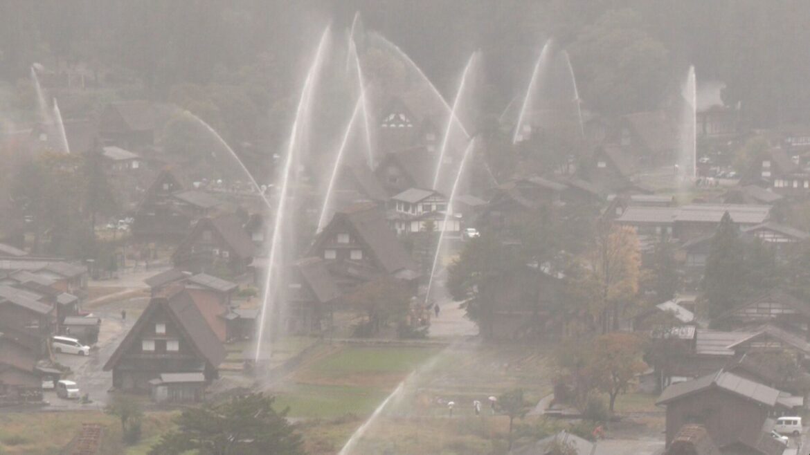 クマ警戒の中…世界遺産・白川郷の合掌集落で一斉放水訓練　かやぶき屋根に水のアーチ 岐阜・白川村（CBCテレビ） - Yahoo!ニュース