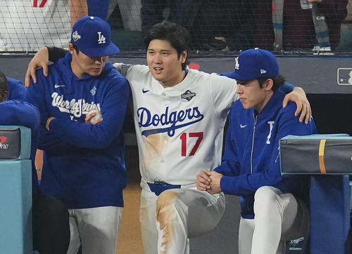 「もうピッチャーがいなかったので」山本由伸、延長18回「おとこ気」志願ブルペン入り裏側語る – nikkansports.com ドジャース対ブルージェイズ 12回、味方の攻撃を見守る、左から山本、大谷、佐々木(撮影・菅敏)