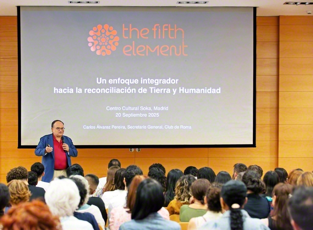 「フィフス・エレメント――地球と人間の調和に向けての包括的アプローチ」と題して行われたアルバレス事務局長の講演会(スペイン文化会館で)