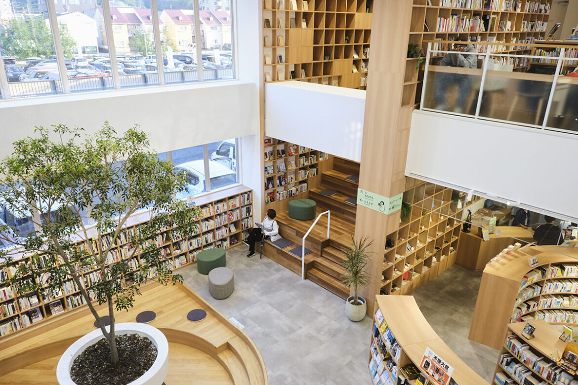 真夜中の書店探索も！ 山口・下関「ねをはす ホテル ブック&カフェ」で本の沼に落ちる。｜Culture｜madameFIGARO.jp（フィガロジャポン）