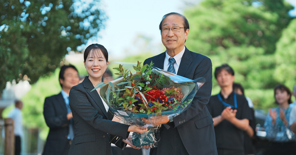 北川進 理事・副学長、高等研究院特別教授に花束贈呈が行われました | 京都大学