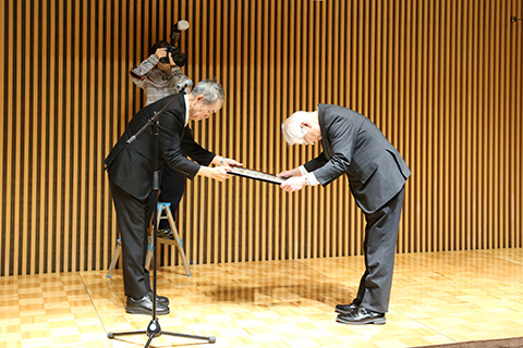 受賞する増田教授の写真