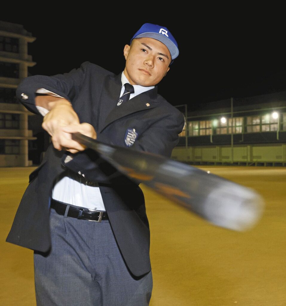 中日4位・明秀学園日立高の能戸輝夢、大先輩・細川成也を「追い越せるように」指名後には監督通じ電話であいさつ、激励され笑顔:中日スポーツ・東京中日スポーツ – 中日新聞Web 中日から4位指名を受け、鋭いスイングを披露する明秀学園日立高の能戸輝夢