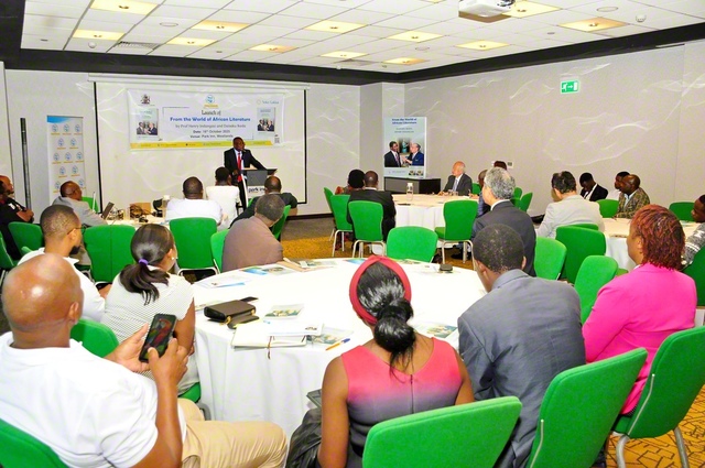 出版発表会で基調講演を行う、ナイロビ大学のピーター・ワサンバ教授