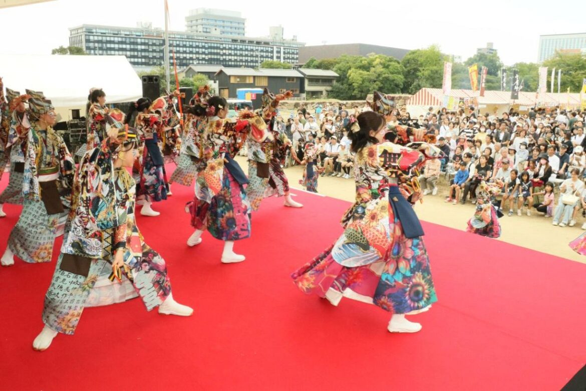 うらじゃの華やかな演舞が繰り広げられたステージ