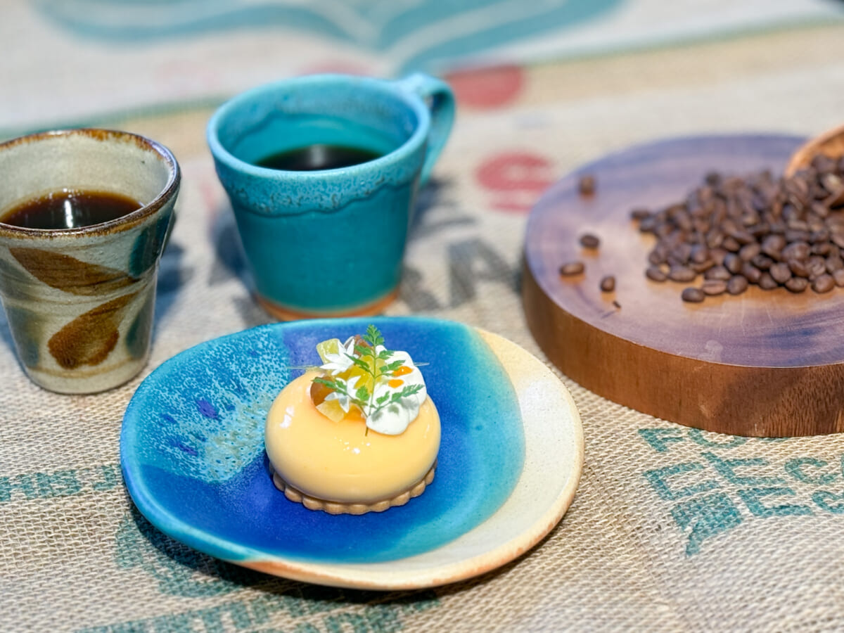テーブルに並んだ「めんそーれ原宿！沖縄コーヒーフェス」のメニュー