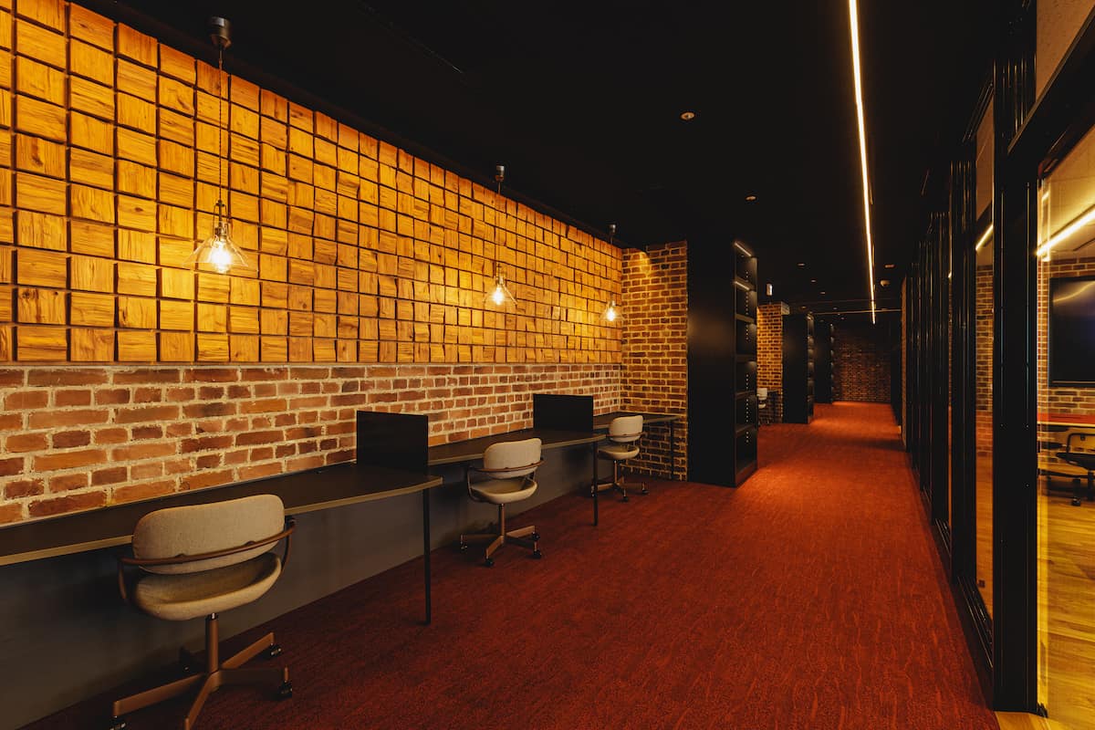 SAK University東京イノベーションキャンパス 廊下に設置された自習デスク