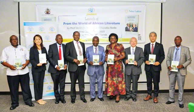 インダンガシ博士(中央)の出席のもと、ケニアの首都ナイロビで開かれた出版発表会。博士は池田先生との出会い以来、先生の人間主義の思想を語り続けてきた(16日)
