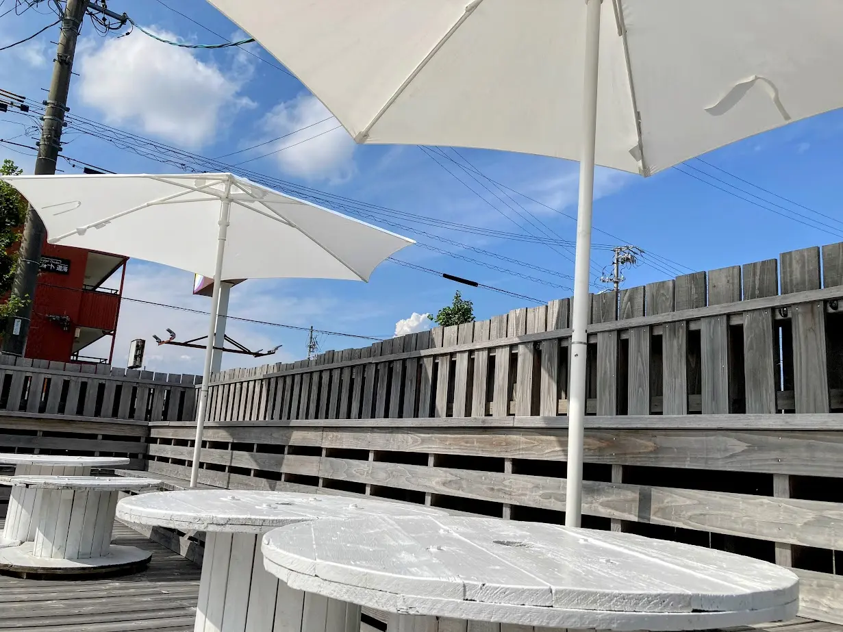 バニラボムコーヒーのテラス傘の下