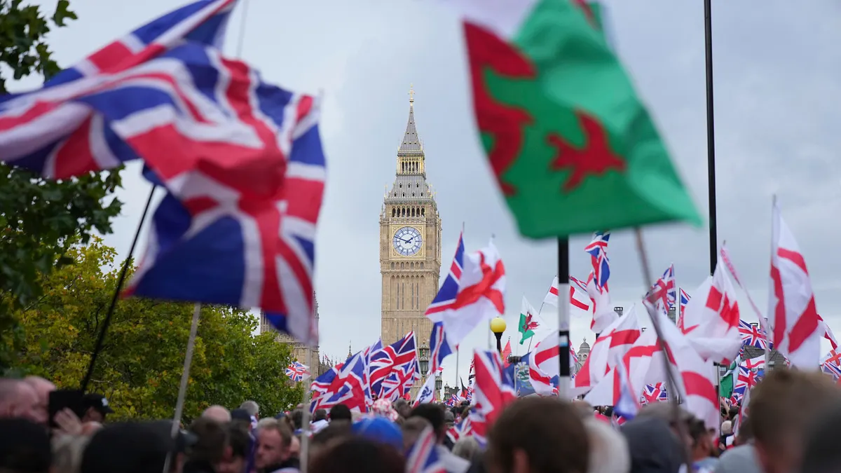 イギリス議会で最近、イギリス議会スパイ事件に関連する一連の波紋が起きており、政界で大きな注目を集めている。「デイリー・テレグラフ」の報道によると、下院議長リンゼイ・ホイルは欧州議会の経験を参考に、中国市民に対しより厳格な議会議事堂の通行制限を実施することを検討している。（AP通信）