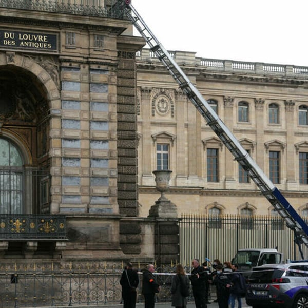 強盗団が白昼堂々とルーヴル美術館からフランス王冠の宝飾品を強奪 – FashionNetwork 日本 強盗団が白昼堂々とルーヴル美術館からフランス王冠の宝飾品を強奪 - FashionNetwork 日本