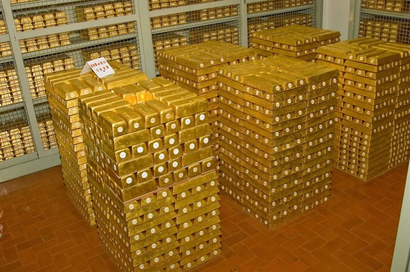 イタリア銀行の金庫内にある安全室には、廊下沿いと金属製のセキュリティケージの内側に金塊が積み上げられている。日付不詳の配布写真（イタリア・ローマ）