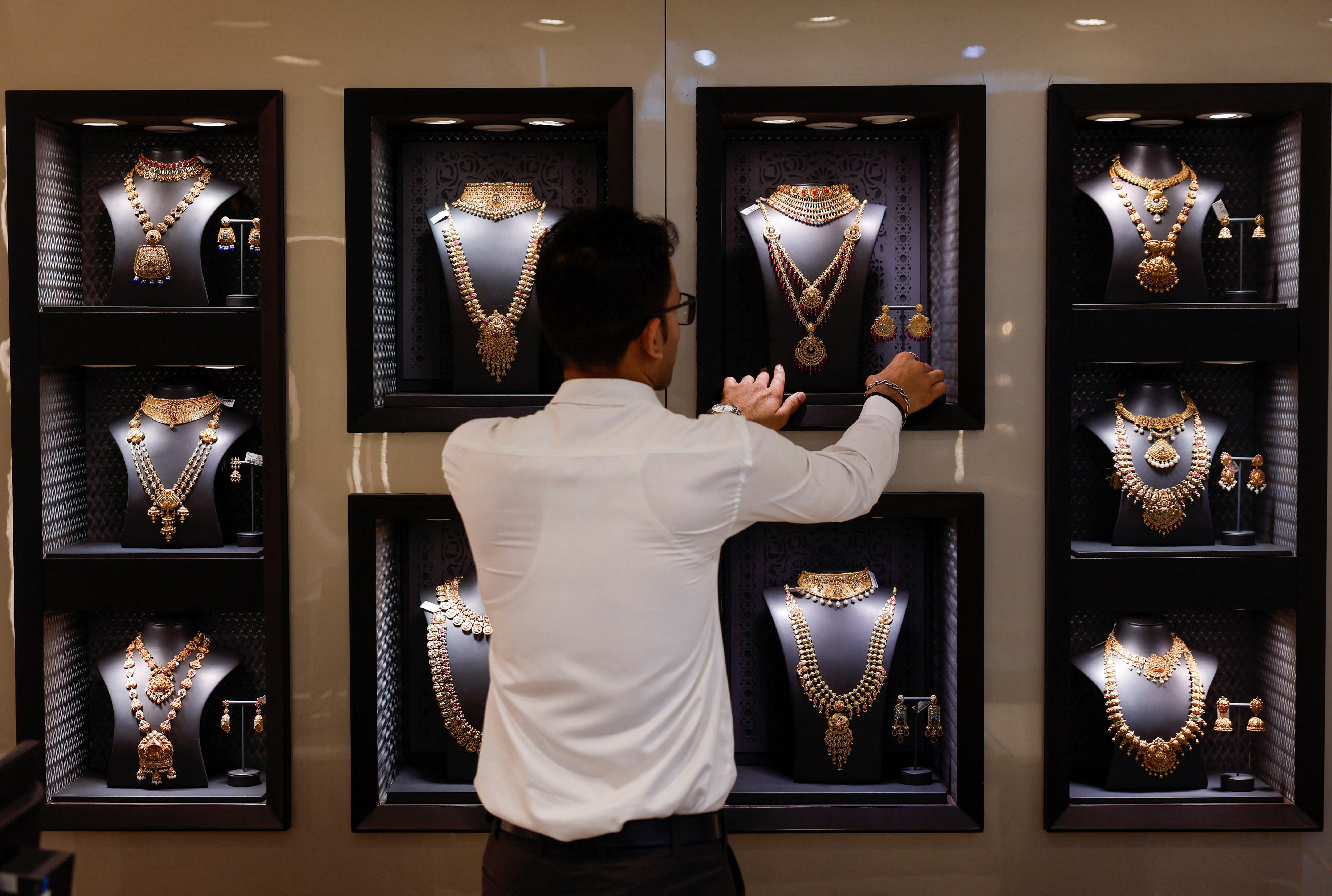 金価格3%超下落、ドル高と利確売りで20年11月以来の下落幅