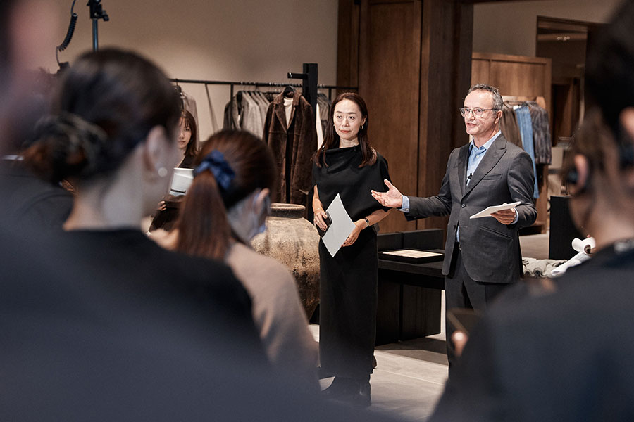 （右）インディテックス グローバル コミュニケーション オフィサーのラウル・エストラデラ氏