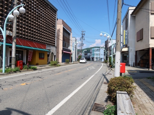 日常的な下辰野商店街の様子。ただ、こうした状況は地方ならどこにでもある風景だ(筆者撮影)