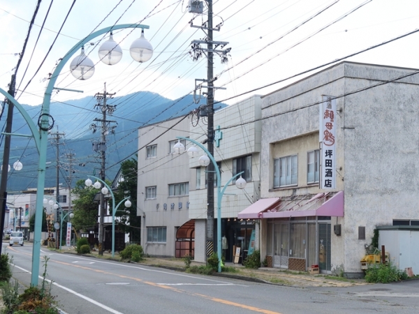 Equinox STOREが入っているのは写真中央の元薬局(筆者撮影)