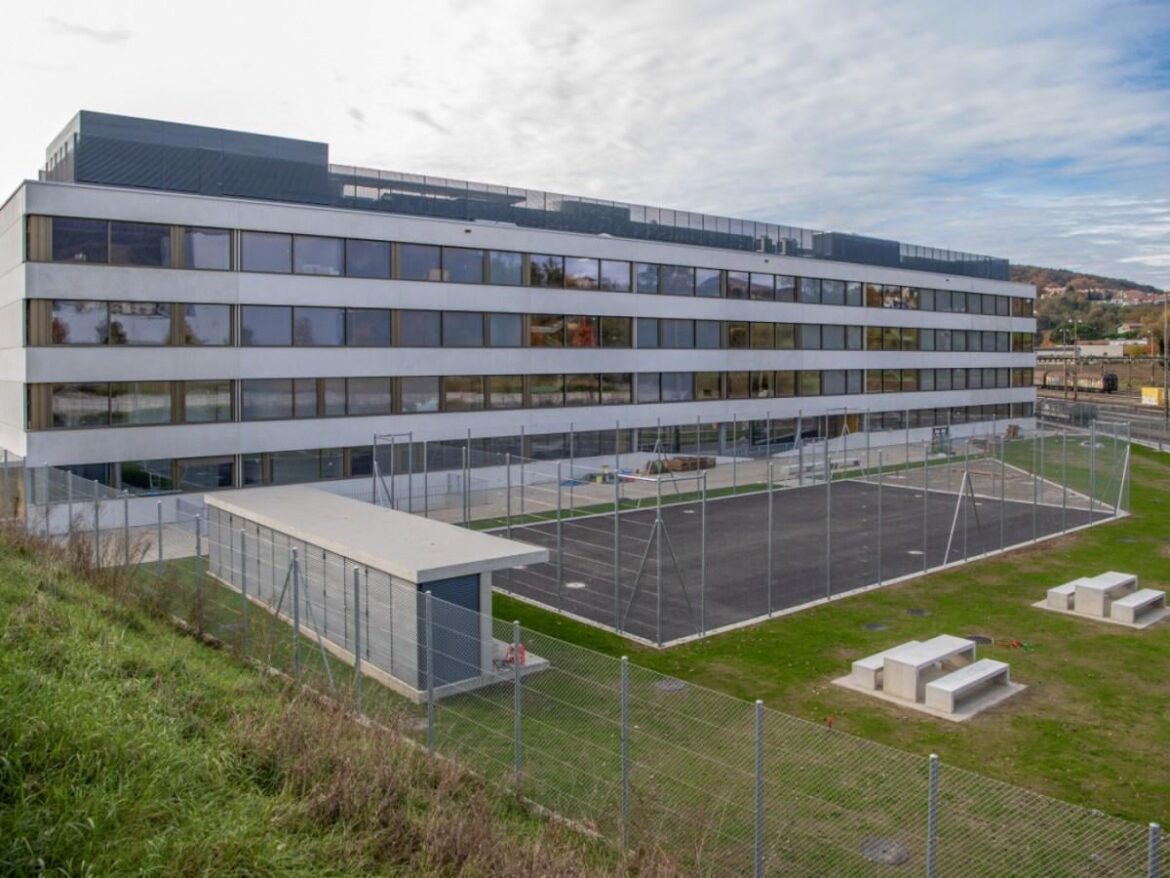 スイス政府、ウクライナ人を除く難民申請者の渡航を制限へ