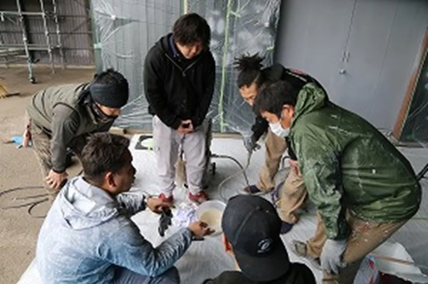 真剣に学ぶ若手社員